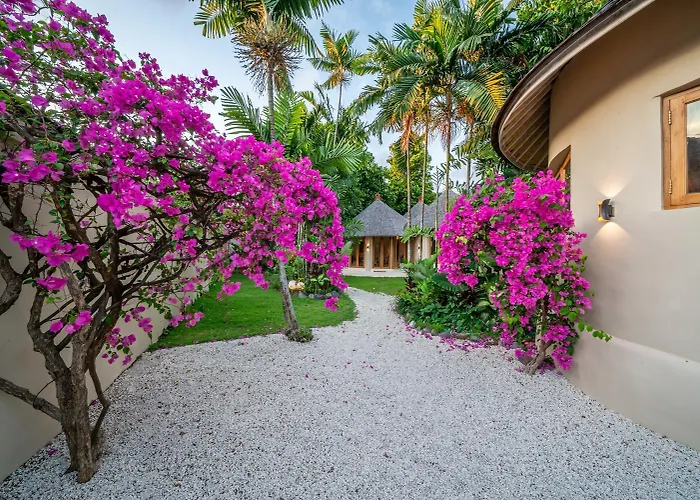 Villa Meraki, 6Br, Incl Breakfast, Heart Of Seminyak, Walking Distance To Restaurants, Bars And Shops, Tropical Garden